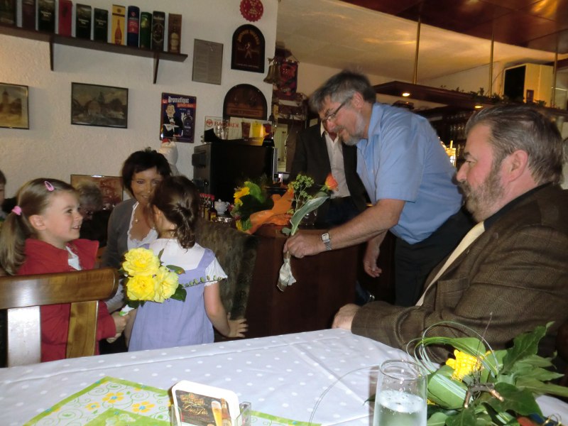 Kinder überreichen Rosen an Bürgermeister Hoffmann