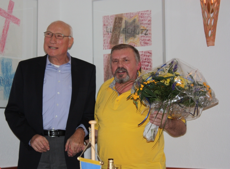 Raimund Kolbe gratuliert Michael Gewohn 