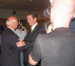 Von Presse umringt: Barth dankt Kalle Guttmacher