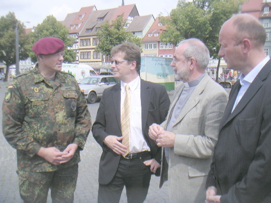 Dirk Niebel auf dem Erfurter Domplatz