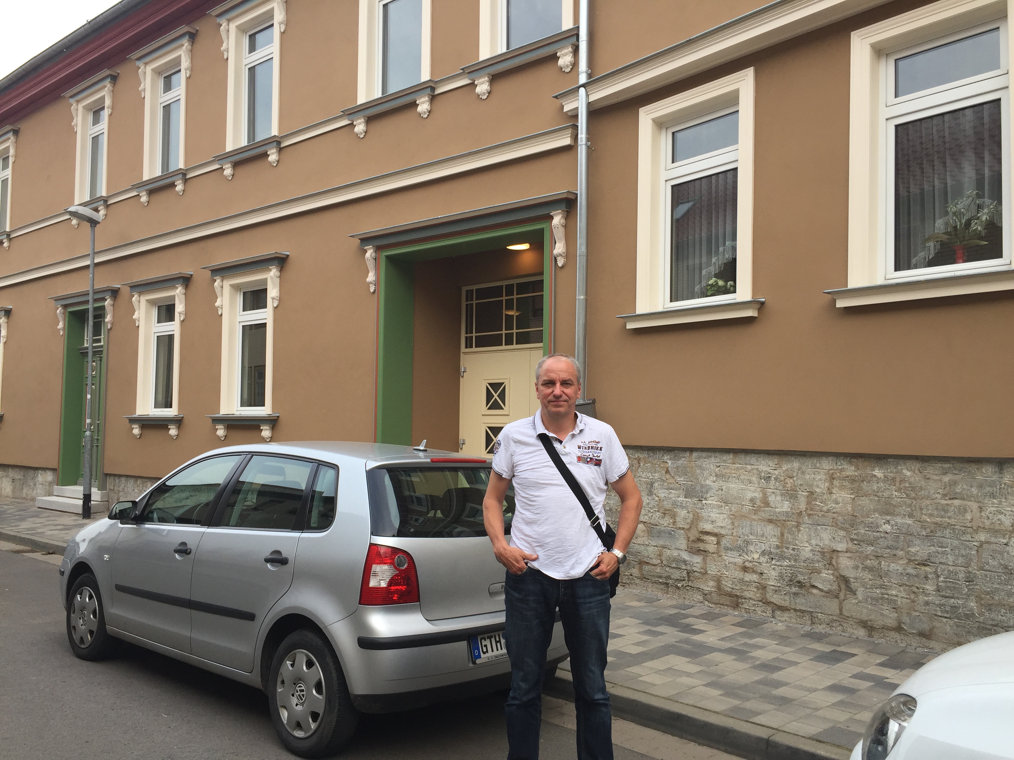 Jens Panse vor dem Gemeindeamt in Dachwig
