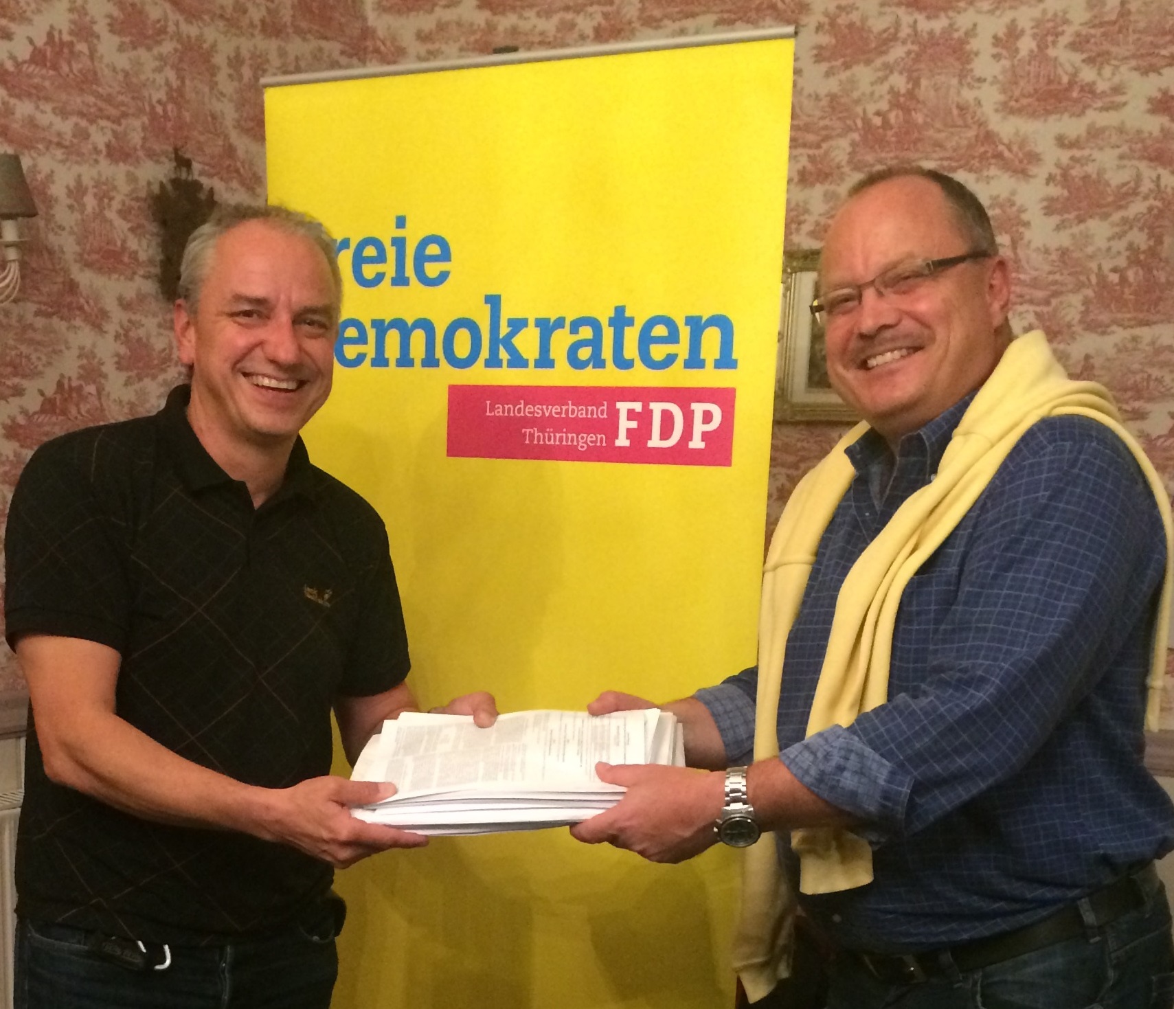 Jens Panse und Dirk Bergner mit Unterschriften 