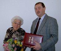 Elfriede Bechert und Brgermeister Bhme