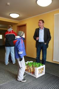 Jens Zimmer bergibt Ostergeschenke