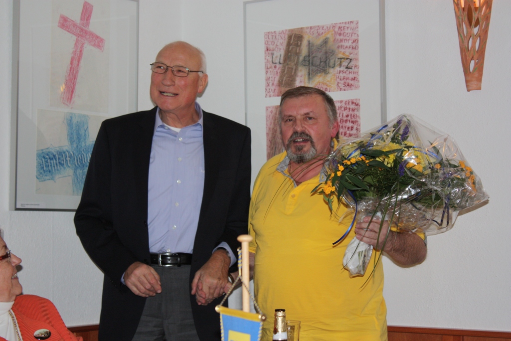 Raimund Kolbe gratuliert Michael Gewohn