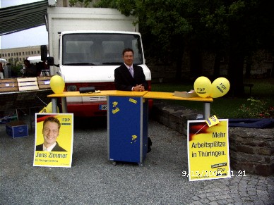 Jens Zimmer am Wahlstand in Hohenleuben
