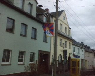 Die Tibeter Flagge vor dem Hohenleubener Rathaus