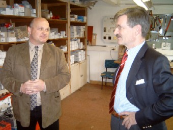 Dr. Solms im Gesprch mit Firmenchef Gruhner