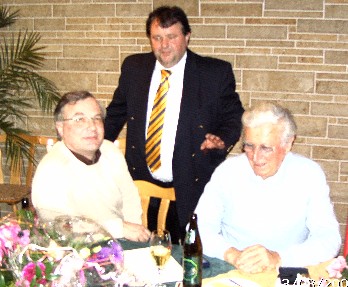 Im Bild: W. Wstner und die Parteifreunde Wiegand