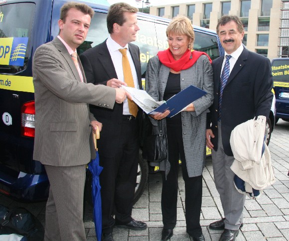 Verabschiedung der Info-Busse in Berlin