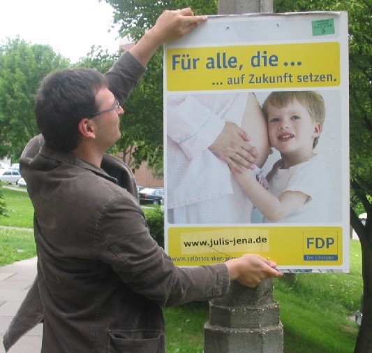 Jungliberaler Elstner plakatiert in Jena