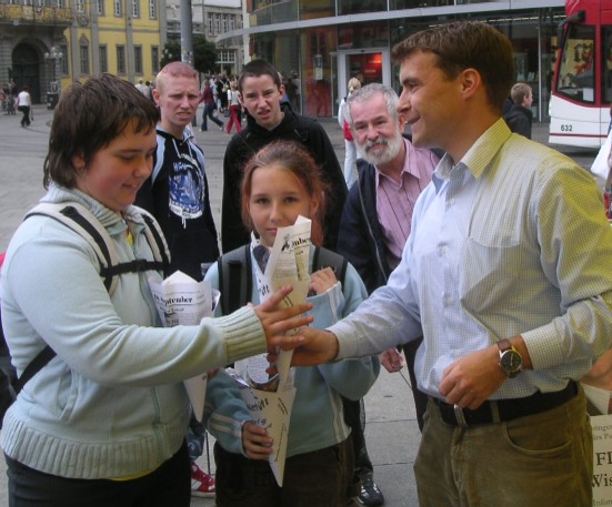 Bei der berreichung der Zuckertten