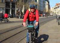 Jens Panse mit Fahrrad unterwegs zur Uni