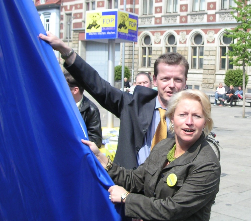 Pieper und Barth ziehen das Plakat auf