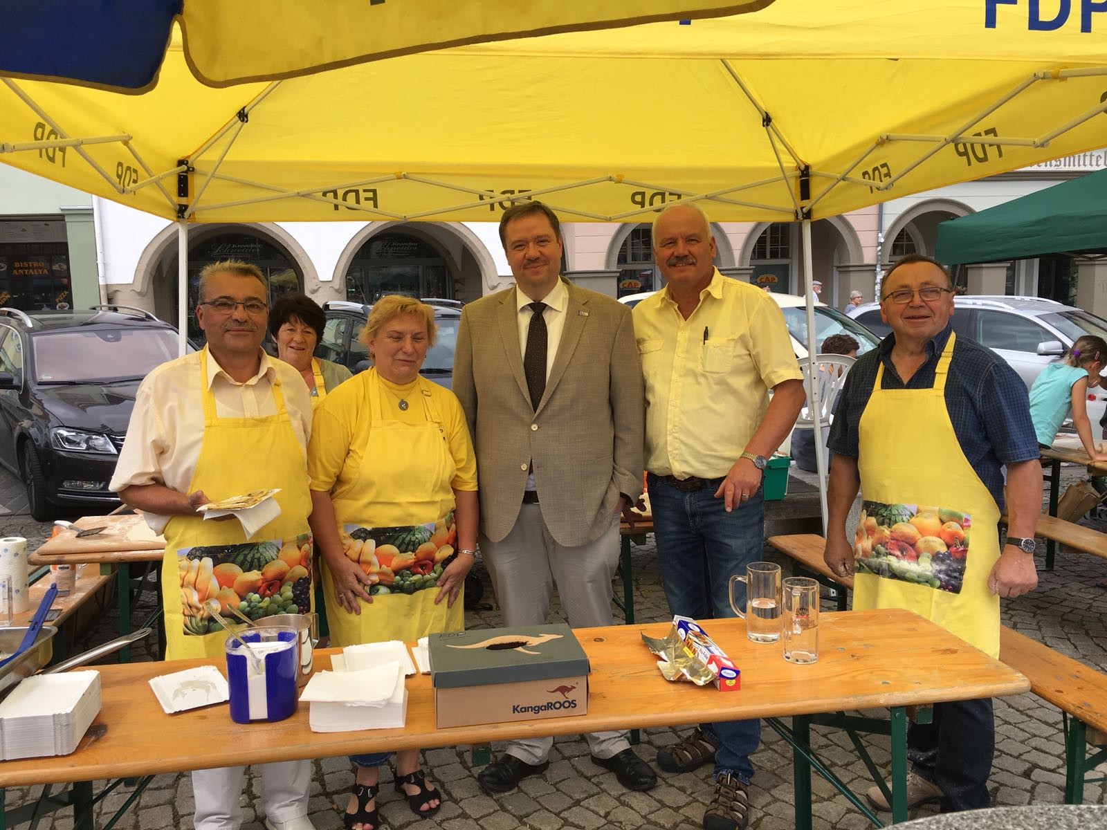 Bürgermeister Kania (Mitte) besucht den FDP-Stand 