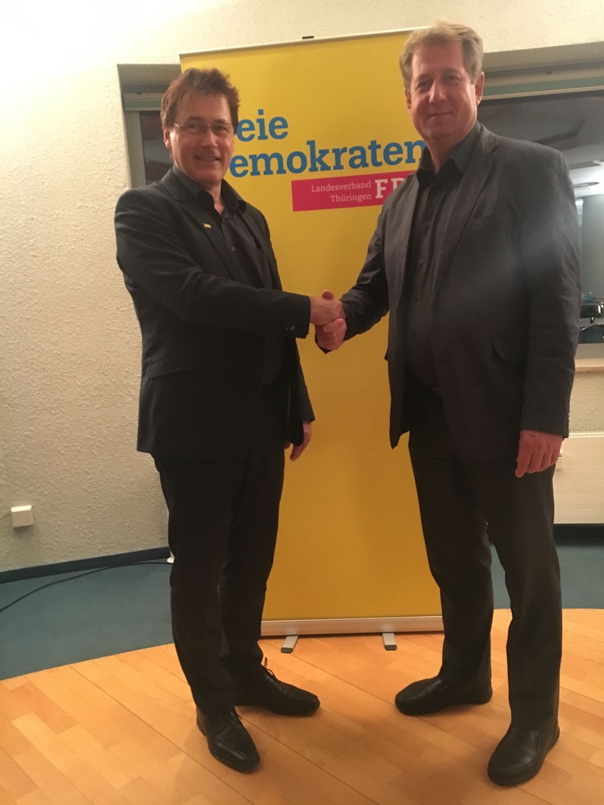 Suhler FDP-Chef A. Schmidt gratuliert G.Ullrich